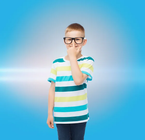 Lachende jongetje in brillen — Stockfoto