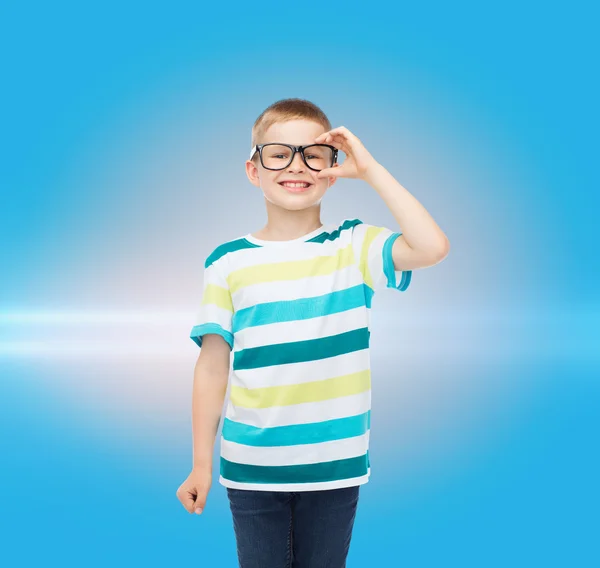 Leende liten pojke i glasögon — Stockfoto