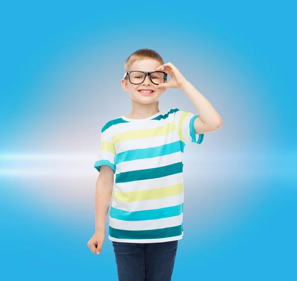 Niño sonriente con anteojos —  Fotos de Stock