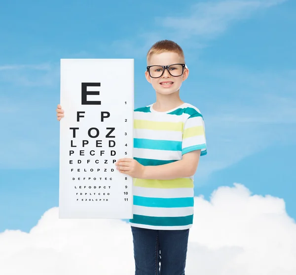 Niño sonriente en gafas con pizarra blanca en blanco —  Fotos de Stock