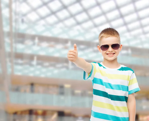 Sourire mignon petit garçon dans les lunettes de soleil — Photo