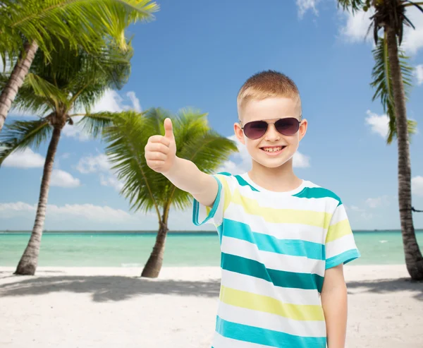 Lachende kleine jongen op groene achtergrond — Stockfoto