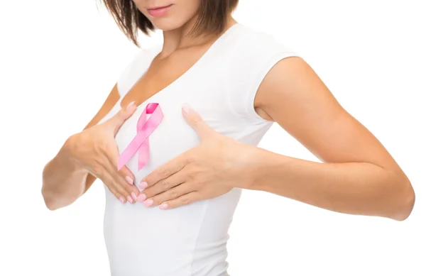 Frau mit rosa Krebsinformationsband — Stockfoto