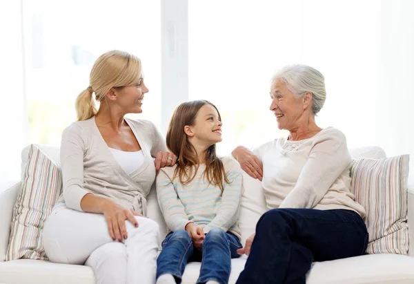 Lächelnde Familie zu Hause — Stockfoto