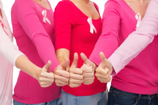 Primer plano de las mujeres con cintas de sensibilización contra el cáncer —  Fotos de Stock