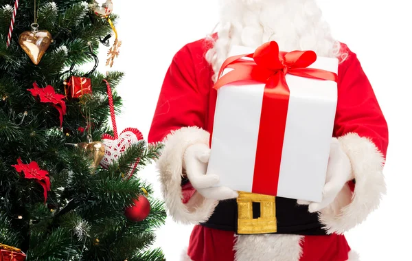 Homme en costume de Père Noël claus avec boîte cadeau — Photo