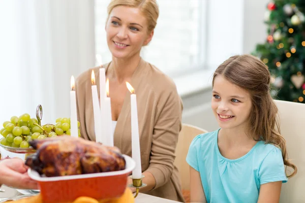 Familia sonriente teniendo una cena de vacaciones en casa —  Fotos de Stock