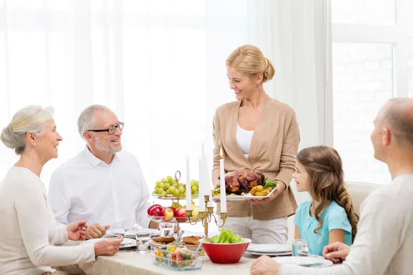 Leende familj att ha semester middag hemma — Stockfoto