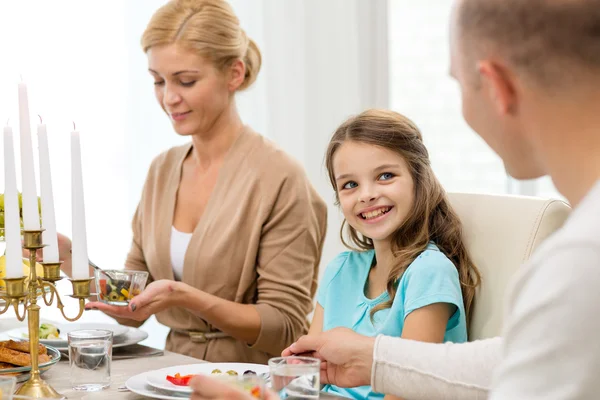 Leende familj att ha semester middag hemma — Stockfoto