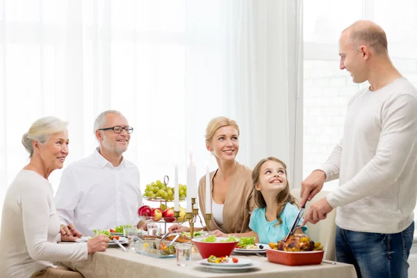 面带笑容的家庭在家吃顿团圆饭 — 图库照片