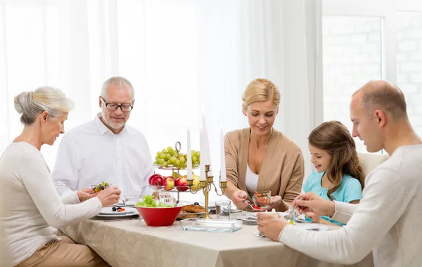 Leende familj att ha semester middag hemma — Stockfoto