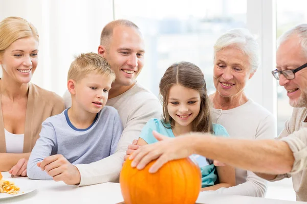 Família feliz sentado com abóboras em casa — Fotografia de Stock