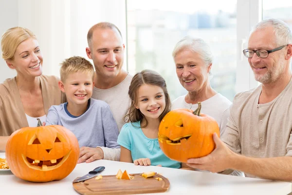 Šťastná rodina sedí s dýně doma — Stock fotografie