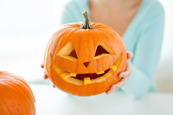 Primer plano de la mujer con calabazas en casa — Foto de Stock