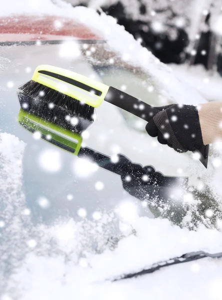 Close-up van de mens schoonmaken sneeuw van auto — Stockfoto