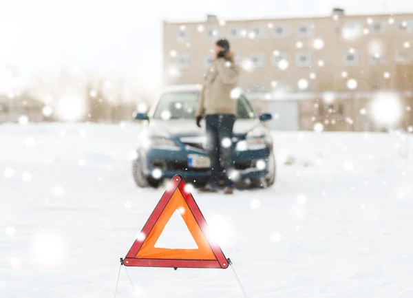 Närbild av man med trasiga bil och smartphone — Stockfoto