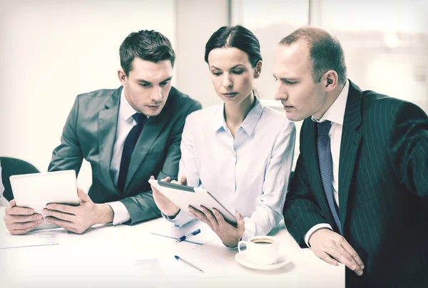 Business team with tablet pc having discussion — Stock Photo, Image