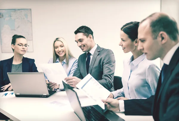 Equipo de negocios con portátil teniendo discusión — Foto de Stock