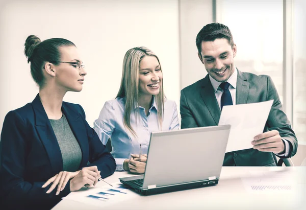 Equipo de negocios con portátil teniendo discusión —  Fotos de Stock