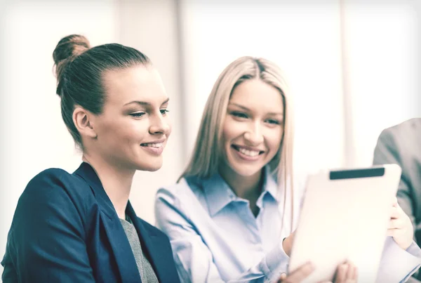 Business team with tablet pc having discussion — Stock Photo, Image