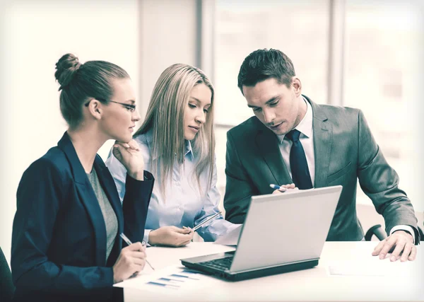 Equipo de negocios con portátil teniendo discusión —  Fotos de Stock