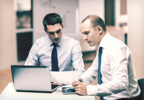 Twee zakenlieden met discussie in kantoor — Stockfoto