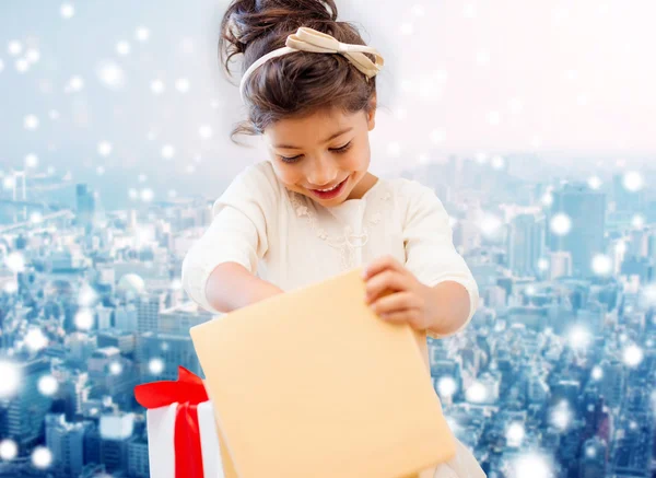 Sorrindo menina com caixa de presente — Fotografia de Stock