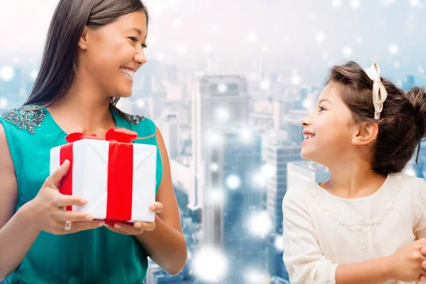 Madre feliz y niña con caja de regalo —  Fotos de Stock