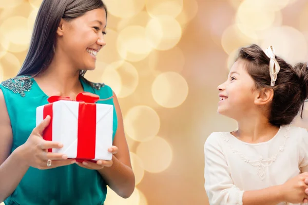 Madre feliz y niña con caja de regalo —  Fotos de Stock