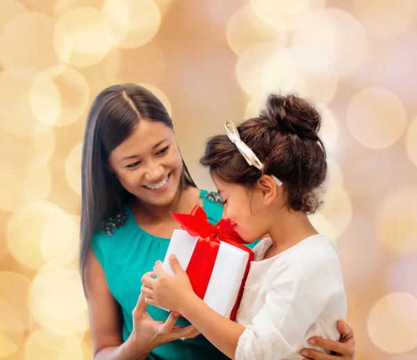 Madre feliz y niña con caja de regalo —  Fotos de Stock