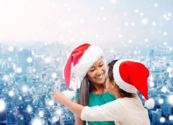 행복 한 어머니와 산타 모자에 소녀 — 스톡 사진