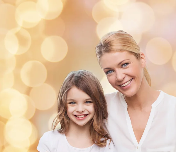 Sorrindo mãe e menina — Fotografia de Stock