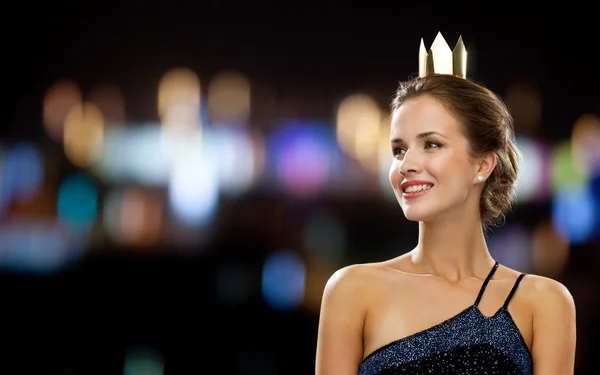 Mulher sorridente em vestido de noite usando coroa — Fotografia de Stock