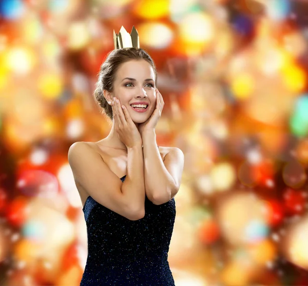 Усміхнена жінка в вечірній сукні в короні — стокове фото