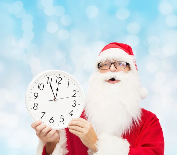 Hombre disfrazado de santa claus con reloj —  Fotos de Stock