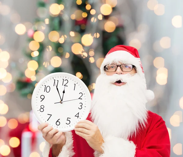Uomo in costume di Babbo Natale con orologio — Foto Stock