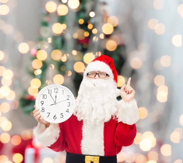 Man in kostuum van de kerstman met klok — Stockfoto