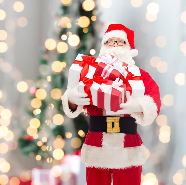 Homme en costume de Père Noël claus avec des boîtes-cadeaux — Photo