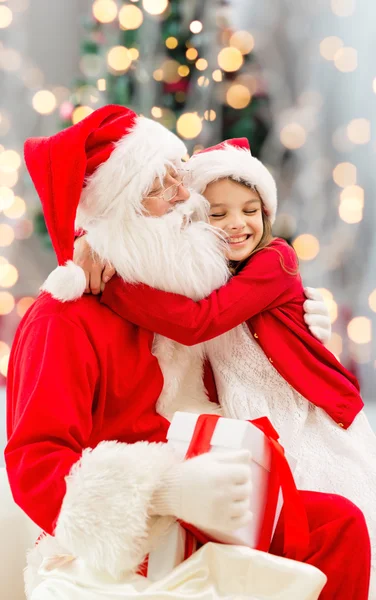 Petite fille souriante avec Père Noël claus — Photo