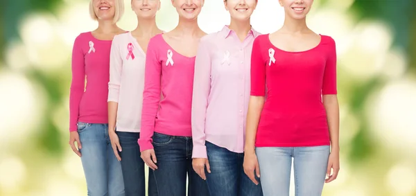 Närbild på kvinnor med cancer medvetenhet band — Stockfoto