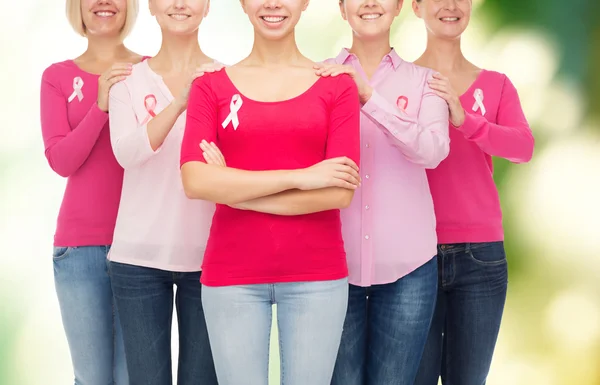 Primer plano de las mujeres con cintas de sensibilización contra el cáncer — Foto de Stock