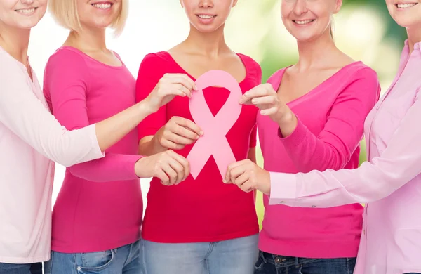 Gros plan des femmes ayant des rubans de sensibilisation au cancer — Photo