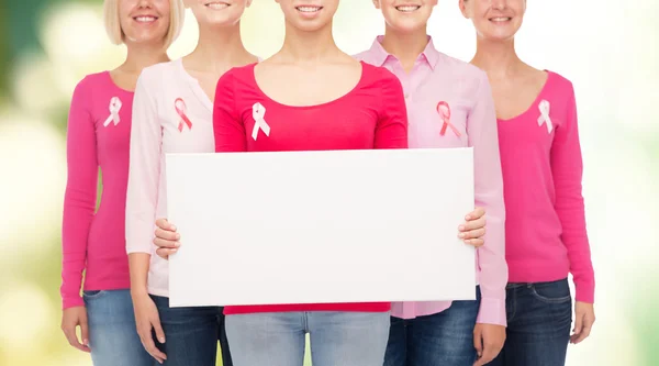 Primer plano de las mujeres con cintas de sensibilización contra el cáncer — Foto de Stock