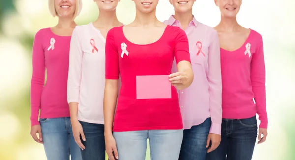 Primer plano de las mujeres con cintas de sensibilización contra el cáncer — Foto de Stock