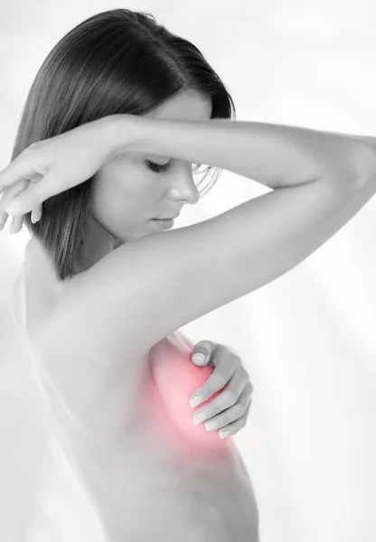Vrouw controleren borst voor tekenen van kanker — Stockfoto