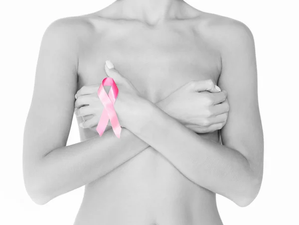 Mujer desnuda con cinta de conocimiento de cáncer de mama —  Fotos de Stock
