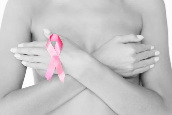 Donna nuda con nastro di consapevolezza del cancro al seno — Foto Stock