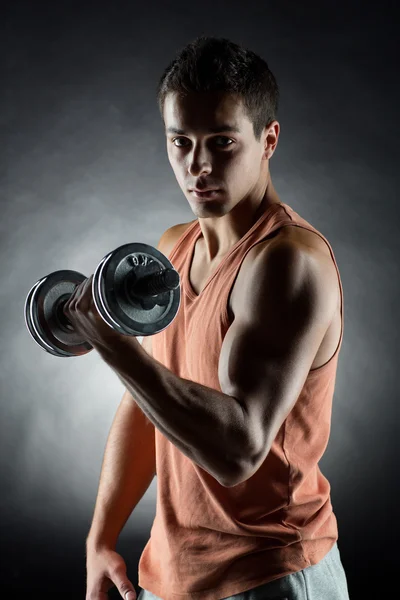 Joven con mancuerna — Foto de Stock