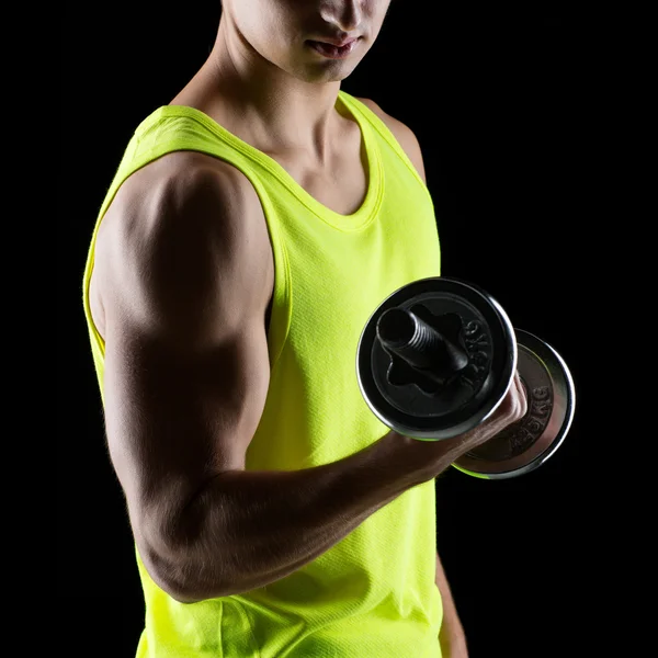 Primer plano de hombre joven con mancuerna — Foto de Stock