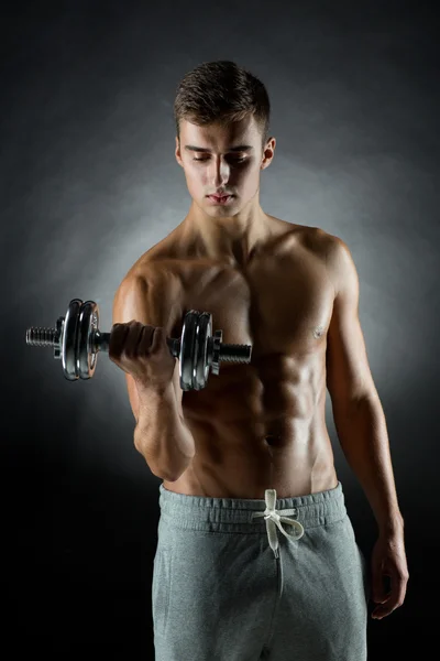 Dumbbell ile genç adam — Stok fotoğraf